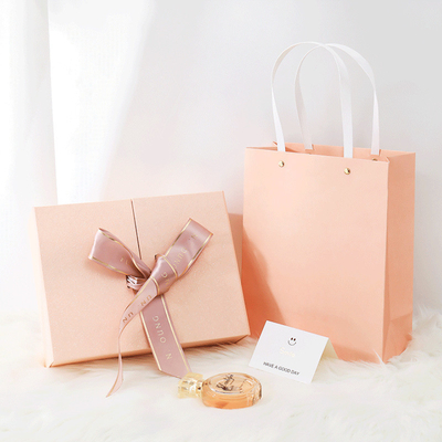 Scatola di cartone rigida a colori 4C 6C Scatola regalo cosmetica rosa con nastro